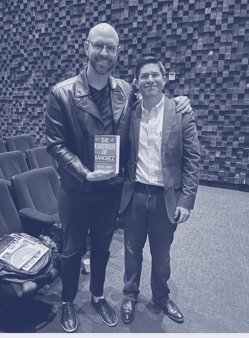 Alex Servin tenant son livre après la conférence pour Google à Mexico