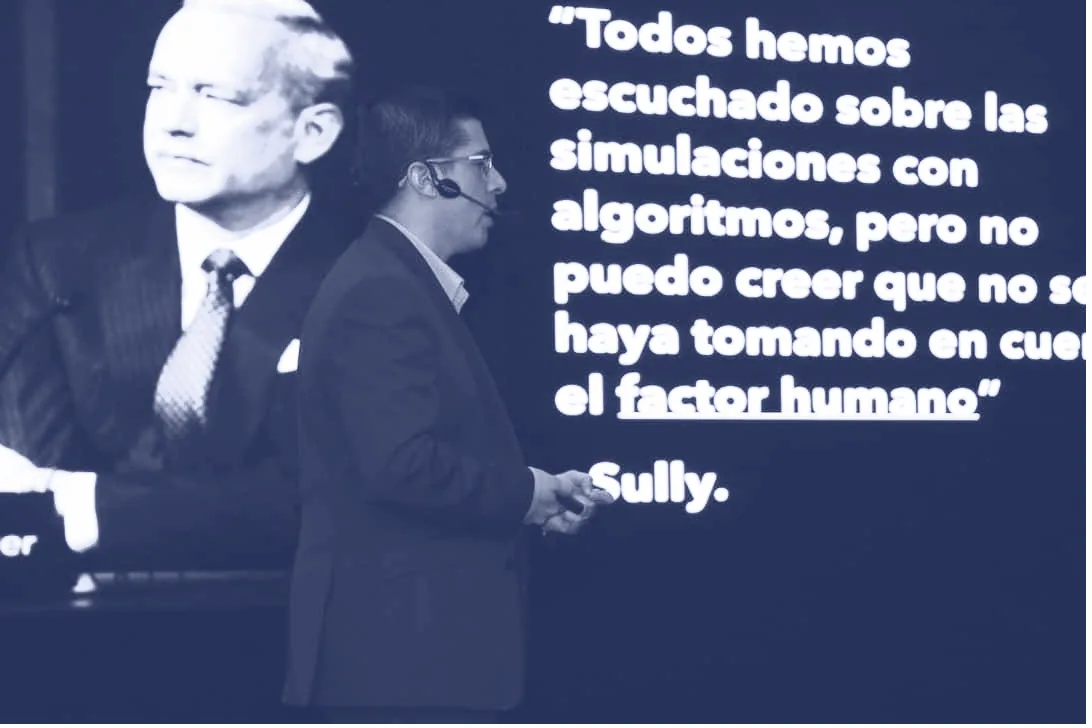 Alex Servin à l’Universidad Rafael Landívar, avec la citation du facteur humain à l’écran